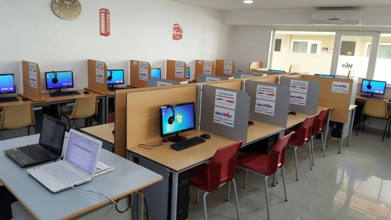 Las escuelas cuentan además con aula informática donde se realizan prácticas de exámenes de Cambridg