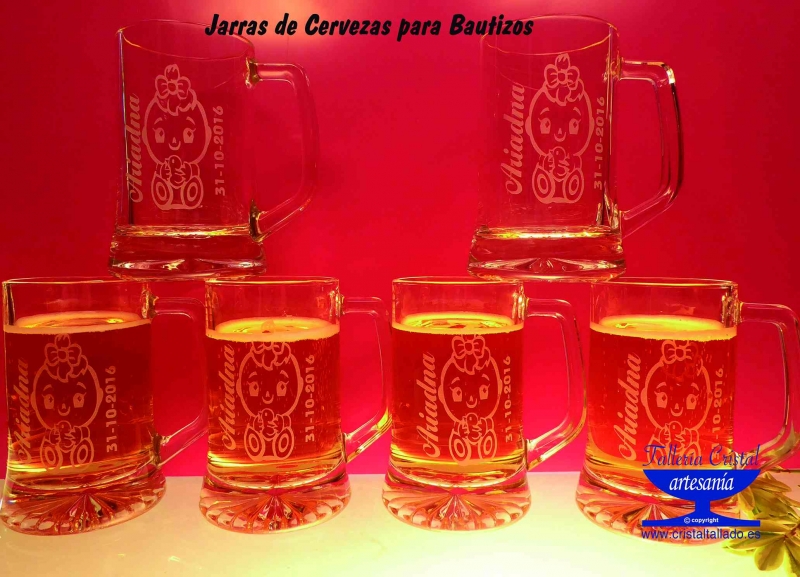 jarras de cerveza grabadas.