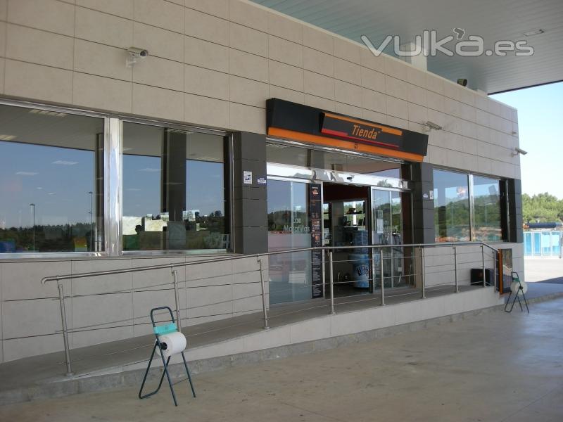Carpintería y barandilla en ACERO INOXIDABLE en la gasolinera de Siete Aguas (Valencia)