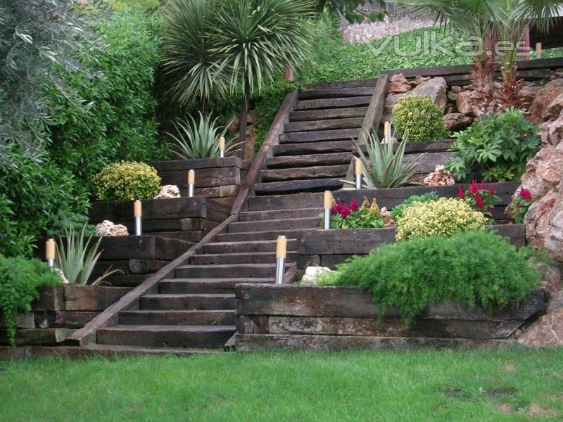 Jardin con escalera multi nivel con jardineras.