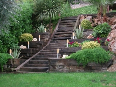 Jardin con escalera multi nivel con jardineras