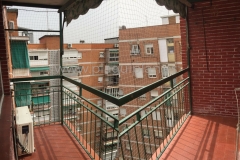 Terraza de vivienda con red anti palomas