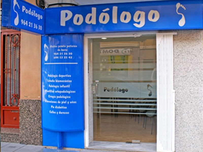 Acceso a la Clínica de Podología Llorens a pie de calle
