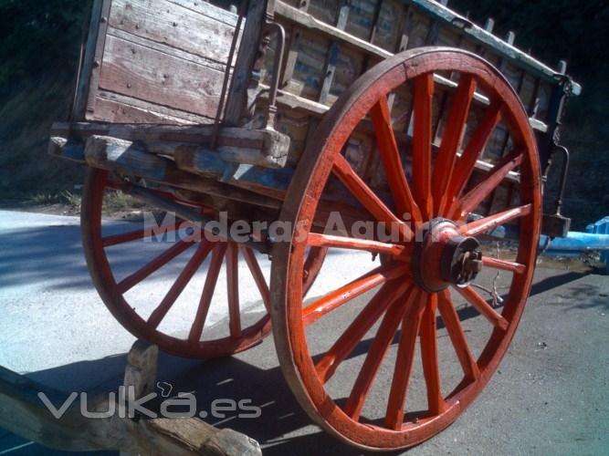 Carros antiguos de madera, trillos, ruedas,..