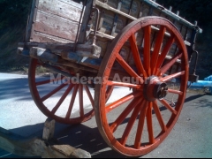 Carros antiguos de madera, trillos, ruedas,..