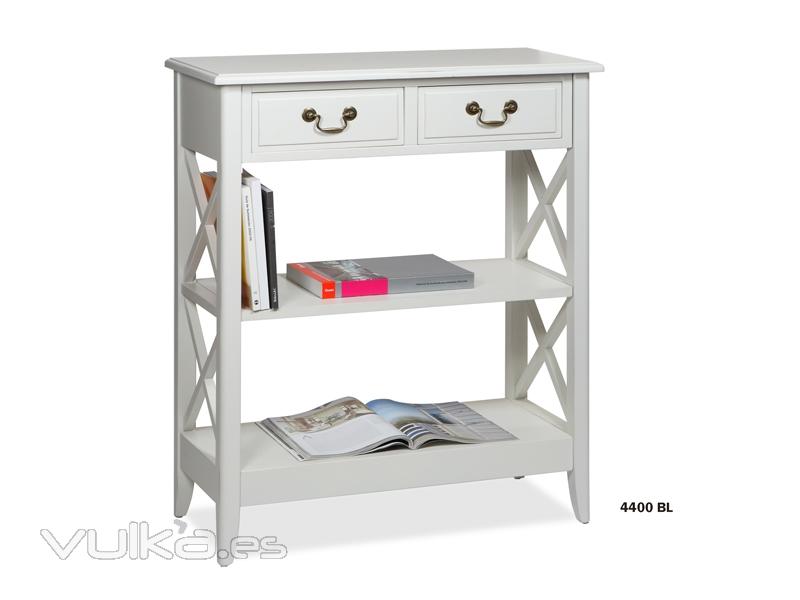 Mueble con estanterías y cajones en madera blanca.