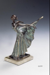 Figura con acabados de bronce autntico. arabesc
