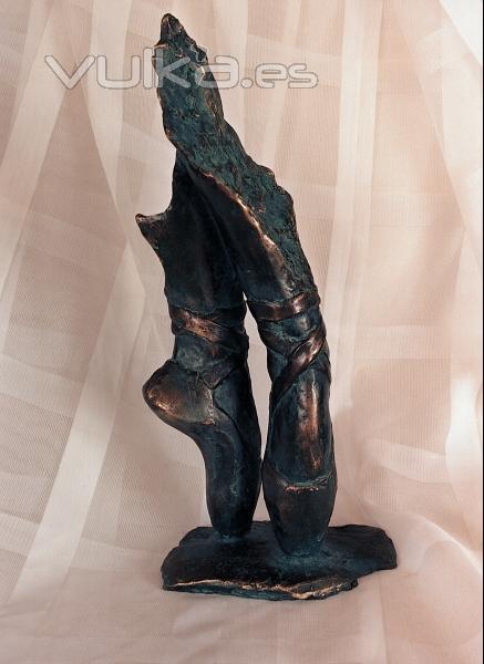 Figura en acabados de bronce autntic.  Danza Verde