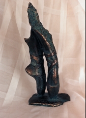 Figura en acabados de bronce autentic  danza verde