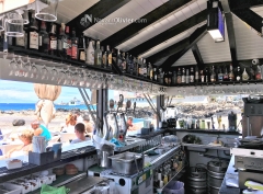 Interior de chiringuito de madera para bar de playa. www.navarrolivier.com