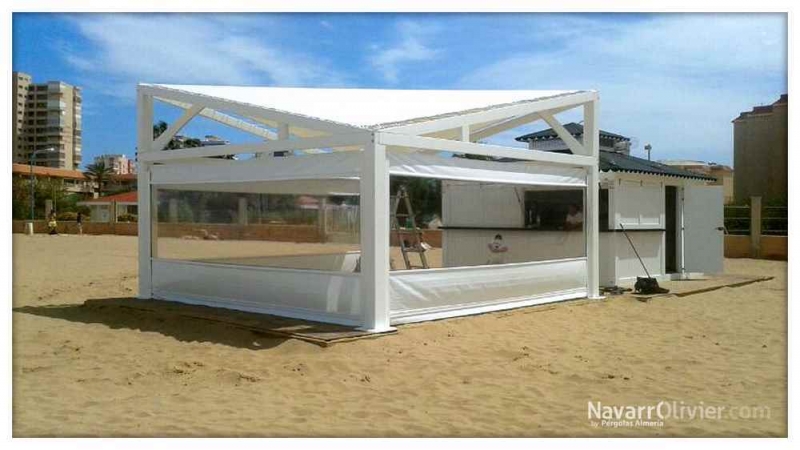 Chiringuito de 20 m2 con pérgola incluyendo tarima autoclave y toldos cortaviento