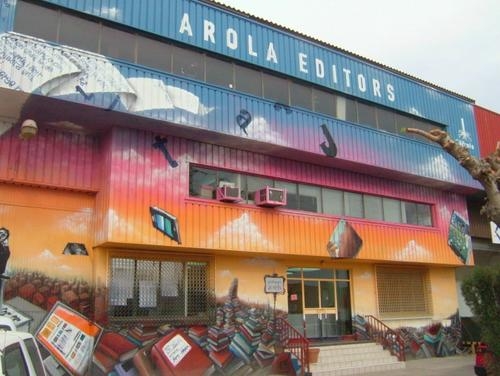Mural para fachada editorial de hace 15 años, todavia se mantiene! Arola Editors Tarragona