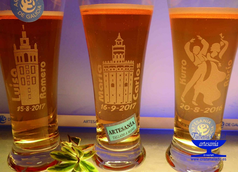 jarras de cerveza grabadas.