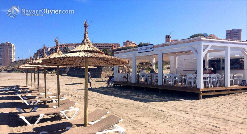 Chiringuito de madera con terraza . Pergola de sombraje y rarima autoclave