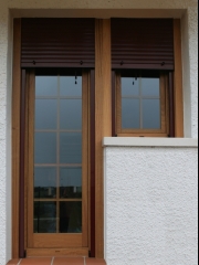 Ventanas europeas oscilobatientes, persiana y mosquitera burdeos