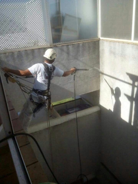 Chorreado de edificio con maquina.de agua de alta presion para la.eliminación de suciedad y hongos 