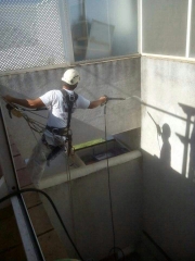 Chorreado de edificio con maquina.de agua de alta presion para la.eliminación de suciedad y hongos