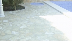 Terraza y ducha al lado de piscina
