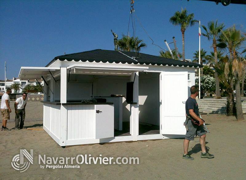 Montaje de chiringuito blanco a 4 aguas con pergola de 50 m2