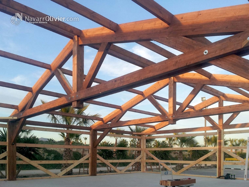 Construcción de cubierta en madera laminada