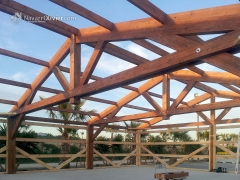 Construccion de cubierta en madera laminada