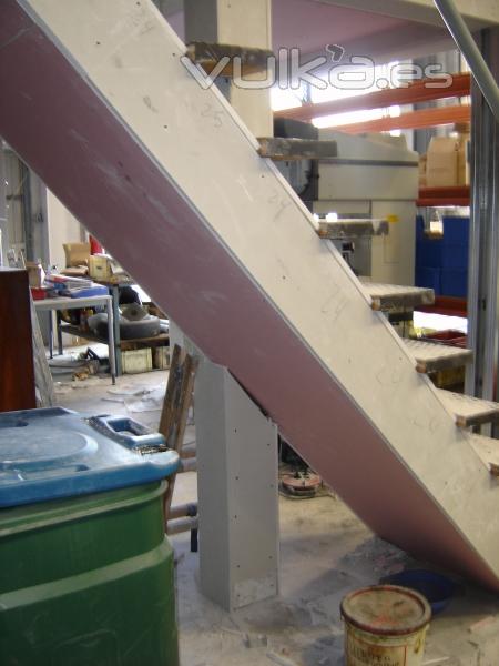 Proteccin de zancas de escaleras con placa ignfuga a R-90