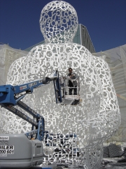 Pintado de escultura el alma del ebro en la expo 08