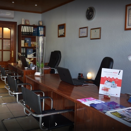 Interior oficina de inmobiliaria Finques Serrano en Cunit