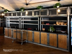 Mueble a medida de diseno industrial en metal y madera para restaurante