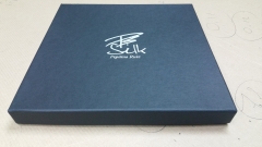 Caja para pañuelo de 24 x 24 x 2,5 cm. . Con el logotipo estampado