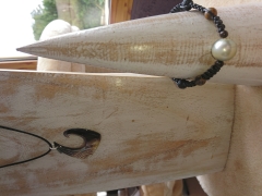 Collar de tela con colgante de nacar pusera de tela negra, regulable y con perla gris claro