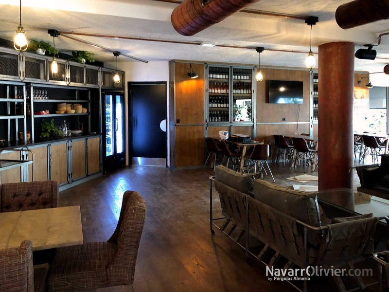 Interiorismo para restaurante estilo industrial muebles a medida en madera y metal