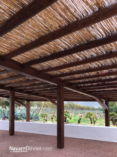 Pergola para hotel rural en madera laminada palo calibrado y mimbre