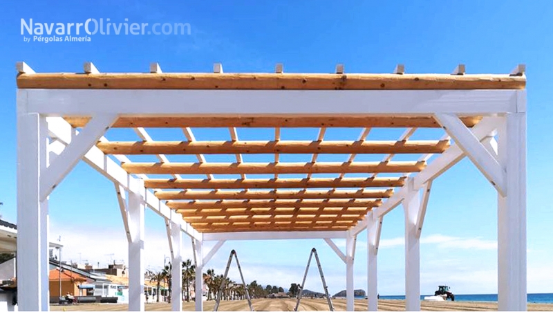 Pergola desmontable en madera y palo clibrado para chiringuito El Polvorin