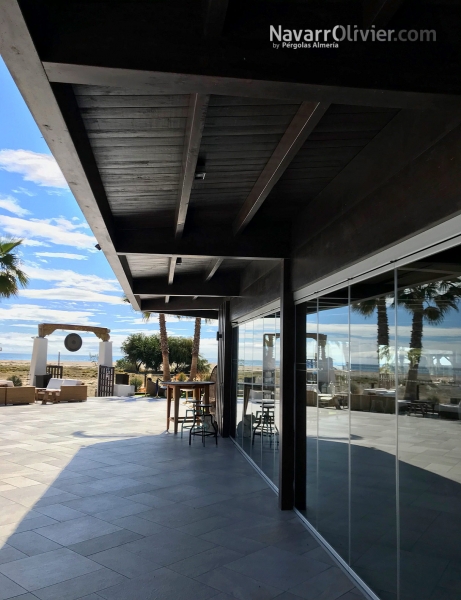 Detalle de construcción en madera, cubierta de grandes luces Maraú Beach