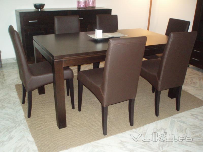 Mesa y sillas tapizadas publicada en la sección Outlet de Mueblesdevalencia.com