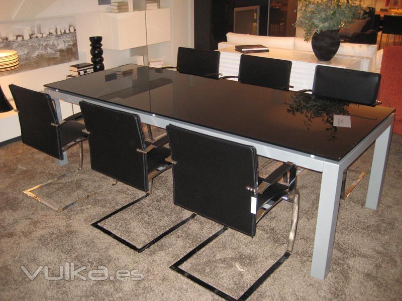 Mesa de reuniones publicada en la seccin Outlet de Mueblesdevalencia.com