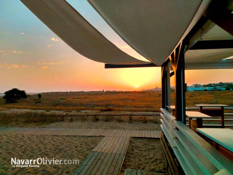 Chiringuito pilotado de madera con pérgola de sombraje