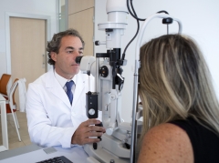 El dr carlos galvez en oftalvist granada