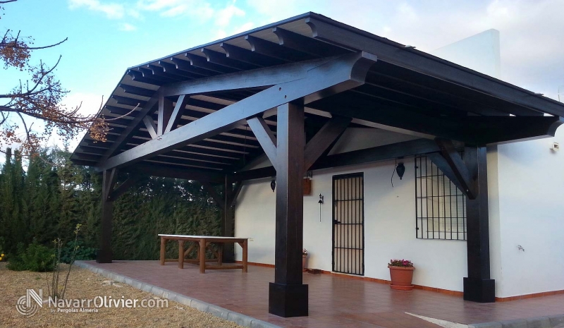 Pérgola a 2 aguas en madera laminada de gran sección acabada en palisandro