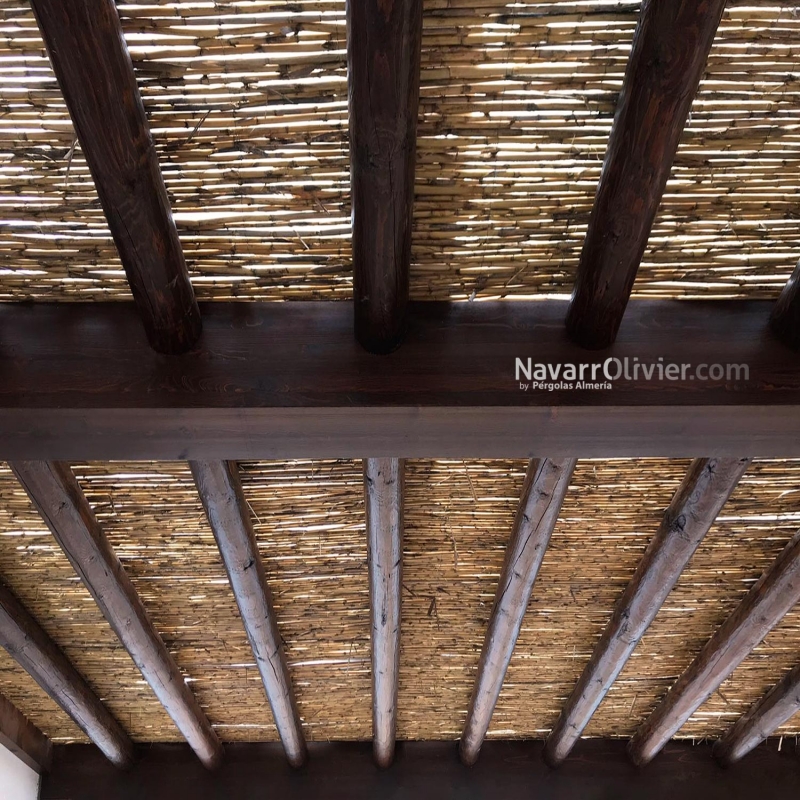 Pergola natural en madera laminada, palo calibrado y caizo