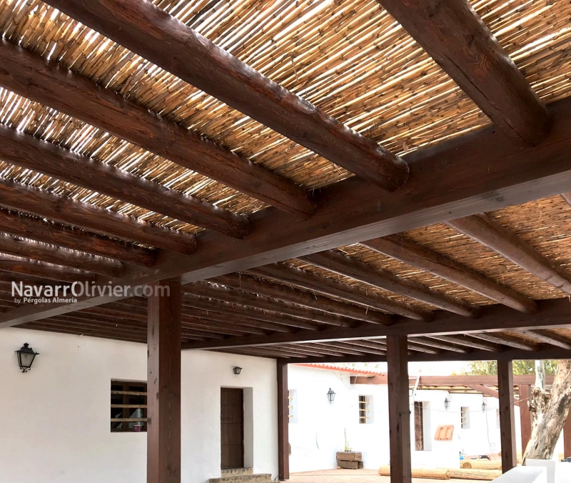 Pergola rústica en amdera palo y cñiza para hotel rural