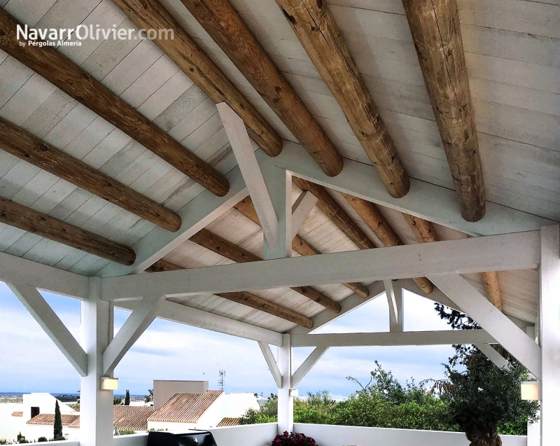 Pérgola a 2 aguas de nadera laminada, tronco calibardo y madera en  bruto acabado vintage