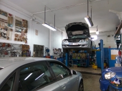 Taller de reparación de automóviles en Tomares, Sevilla.
