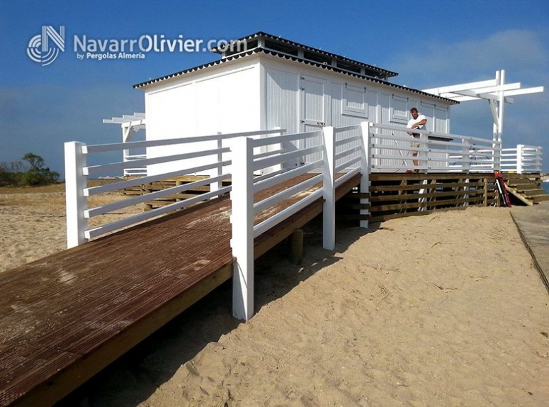 Chiringuito sobre pilotes de madera en Chiclana, Cádiz