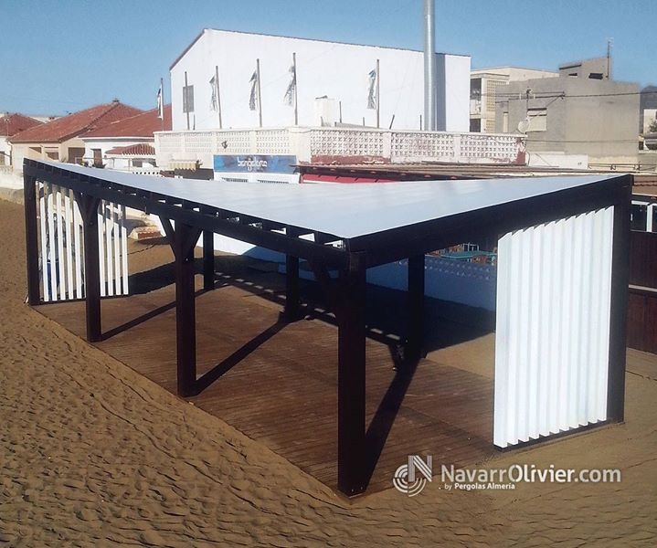 Pergola para terraza de bar de playa en madera para exterior