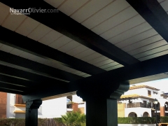 Pergola adosada en madera con pilares rematados en capitel