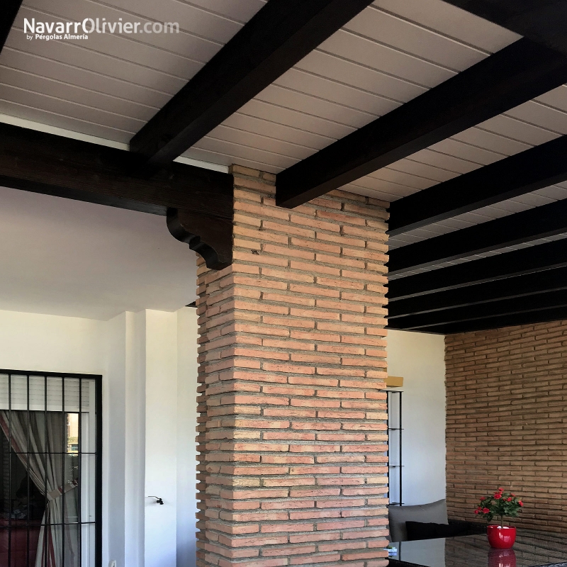 Detalle de cubierta en madera tipo pergola adosada en blanco y negro