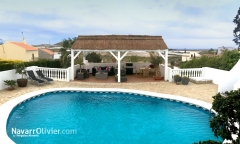 Pergola de madera acabada en brezo para piscina unifamiliar