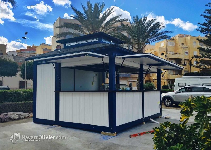 Kiosco de madera en blanco y azul a 4 aguas transportable en módulos